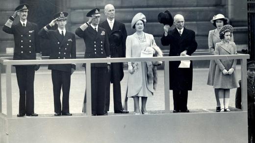 Petar II. Karadjodjević, Jiří VI., Haakon VII., Alžběta I., E. Beneš, Alžběta II. a princezna Margaret na oslavě dne Spojených národů v Londýně 18. června 1942 – v den útoku nacistů na skrýš výsadkářů v Praze