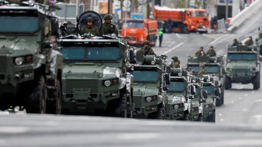 Ruská vojenská vozidla projíždějí po silnici před vojenskou přehlídkou na Den vítězství, který se koná u příležitosti 79. výročí vítězství nad nacistickým Německem ve druhé světové válce, v Moskvě, Rusko, 9. května 2024