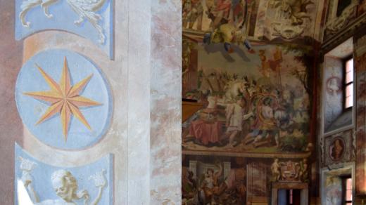 Hvězd naleznete v Trojském zámku nespočet – jedná se o rodový znak Šternberků