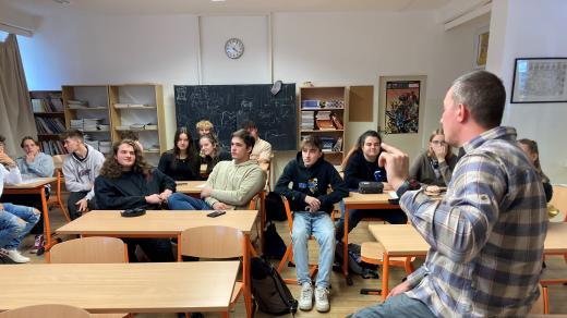 Učitel Václav Adámek se svými studenty