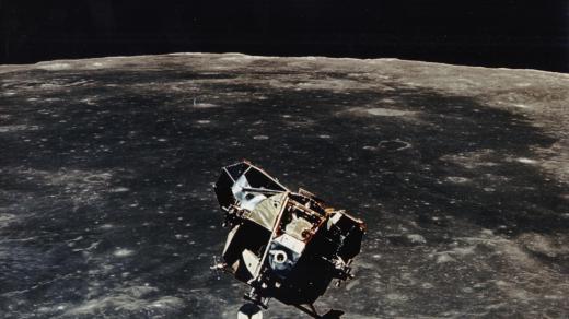 Lunární modul mise Apollo 11 nad povrchem Měsíce
