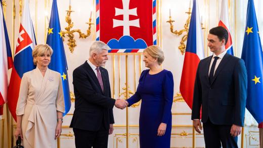 Český prezidentský pár Petr Pavel s manželkou Evou a slovenská prezidentka Zuzana Čaputová s Jurajem Rizmanem